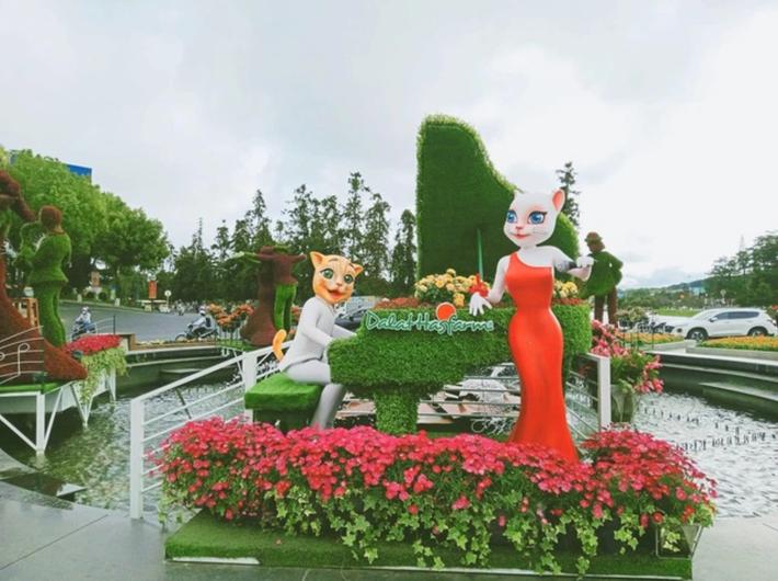 Tại Đà Lạt những chú mèo còn "biết đàn biết hát" chào đón không khí tết đến xuân về đầy sôi động. Ảnh: Tổng hợp