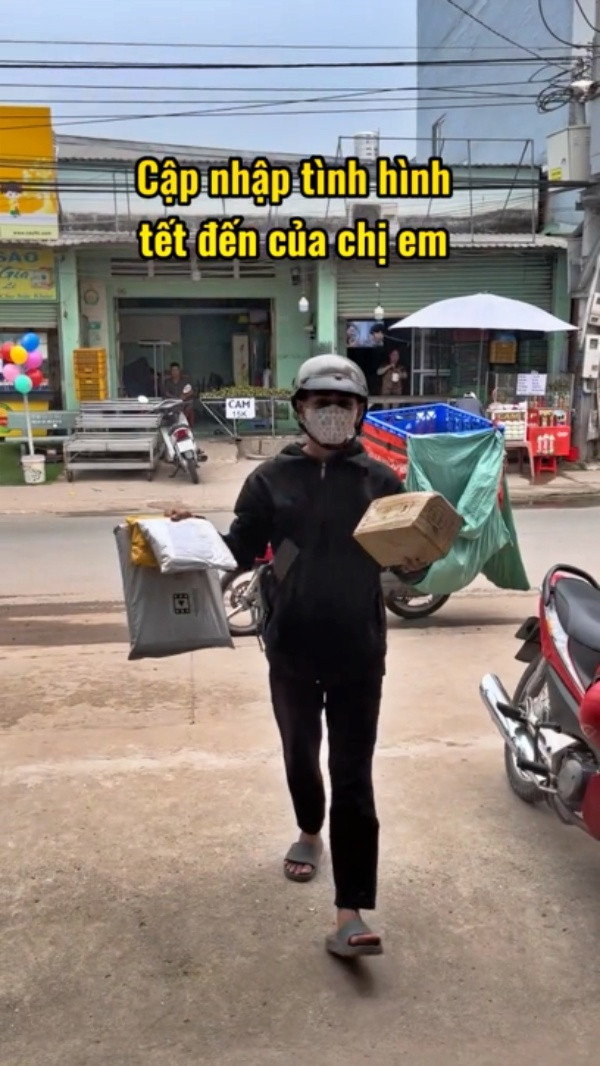 Mới đây, tài khoản TikTok H.M đã chia sẻ lại câu chuyện thú vị của bản thân trong cuộc sống kèm với dòng trạng thái: “Ngày gặp shipper 80 lần, riết rồi tặng bột ngọt (mì chính) tri ân khách hàng cuối năm luôn”.