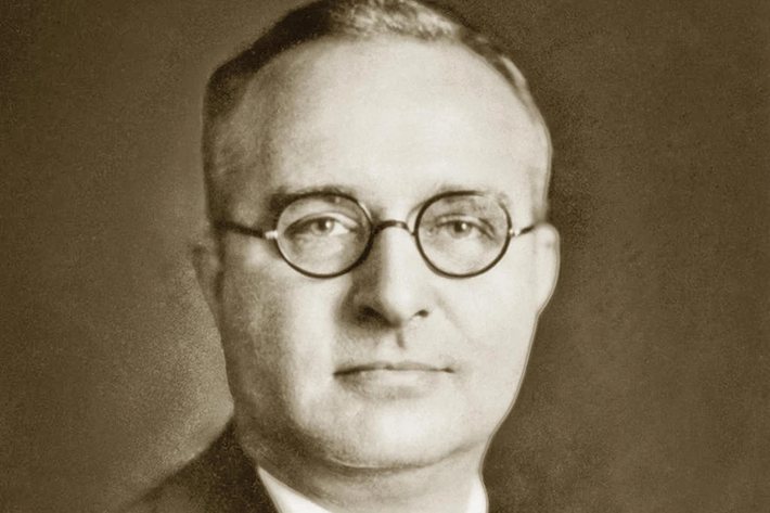 Thomas Midgley Jr., nhà phát minh người Mỹ, đã được ca ngợi vào đầu thế kỷ 20 vì hai phát minh nổi bật: xăng pha chì và chất làm lạnh CFC.