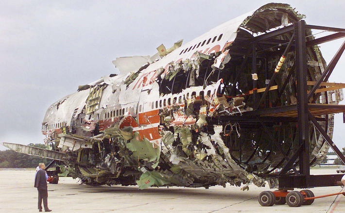 6. Ngày 17/7/1996: Chuyến bay TWA 800 nổ tung giữa không trung do chập điện trong máy cảm biến đo nhiên liệu, khiến 230 người thiệt mạng. FAA yêu cầu thay đổi để giảm tia lửa từ hệ thống dây điện và Boeing phát triển hệ thống trơ, bơm khí nitơ vào thùng nhiên liệu.