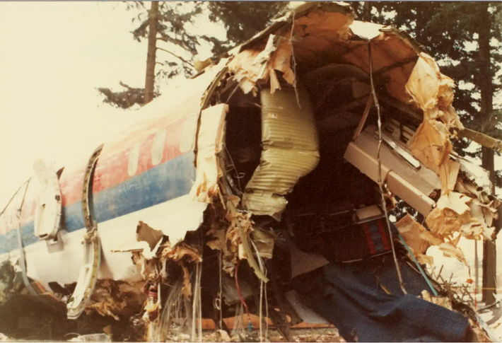 3. Ngày 28/12/1978: Chuyến bay United Flight 173 hết nhiên liệu và rơi ở Portland do phi hành đoàn không chú ý đến lượng nhiên liệu còn lại khi cố gắng khắc phục sự cố thiết bị hạ cánh. Vụ việc thúc đẩy đào tạo Quản lý Nhân lực Buồng lái (CRM), nhấn mạnh tinh thần đồng đội và trao đổi giữa các thành viên phi hành đoàn.