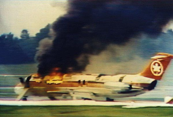 4. Ngày 2/6/1983: Chiếc DC-9 của Air Canada 797 gặp khói và cháy trong cabin, khiến 23 người thiệt mạng. FAA sau đó yêu cầu lắp đặt máy phát hiện khói và bình chữa cháy tự động trong nhà vệ sinh, thêm lớp chống cháy trên đệm ghế và hệ thống chiếu sáng sàn trong vòng 5 năm.