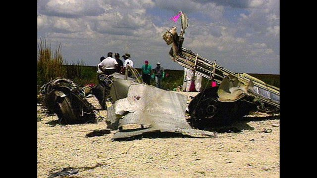 5. Ngày 11/5/1996: Vụ cháy trên ValuJet 592 do máy tạo oxy, khiến 110 người thiệt mạng. FAA yêu cầu lắp đặt thiết bị phát hiện khói và bình chữa cháy tự động trong khoang hàng và củng cố quy định vận chuyển hàng hóa nguy hiểm.