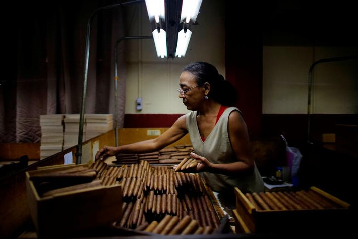 Hình ảnh trong phòng quản lý chất lượng ở nhà máy H-Upmann. Ảnh Reuters