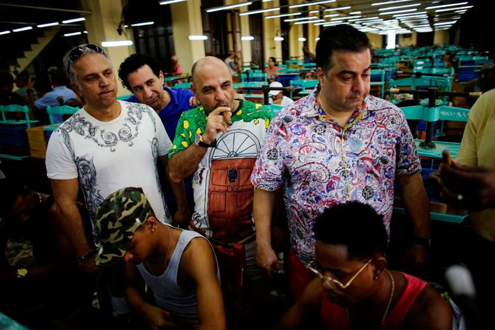 Doanh nhân Canada Michael Arya (50 tuổi) hút xì gà khi tới thăm nhà máy thuốc lá Corona với bạn bè ở La Habana, Cuba. Ảnh Reuters