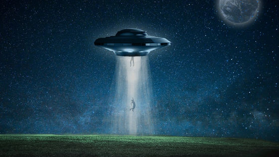Mặc dù việc phát hiện UFO thường xảy ra ngẫu nhiên nhưng thông qua các vụ trình báo, bà Cooke chia sẻ “bí mật” là UFO thường xuất hiện ở hướng bắc và vào những tháng thời tiết ấm.