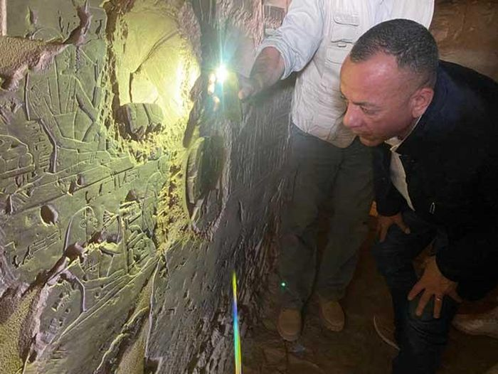 Phát biểu tại buổi lễ, Tổng thư ký SCA Waziri nhấn mạnh du khách có cơ hội khám phá hai lăng mộ là những bằng chứng sinh động về tập quán chôn cất các quan chức cao cấp trong Vương triều thứ 18 của thời kỳ Ai Cập cổ đại. Hai lăng mộ được trang trí bằng những bức phù điêu, trong khi điện chiếu sáng lấy từ nguồn pin năng lượng Mặt Trời.