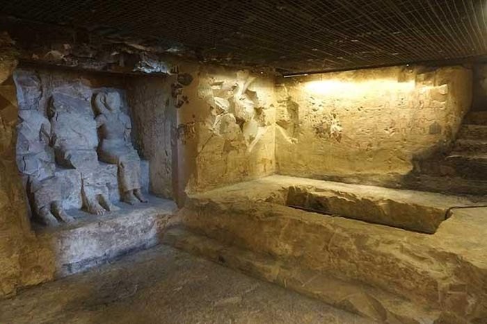Djehuty là quan giám sát ngân khố và quản lý các nghệ nhân phục vụ Nữ hoàng Hatshepsut (1507-1458 trước Công nguyên). Hery sống trước đó 50 năm và là cận thần giám sát kho báu cho Nữ hoàng Ahhotep (1560-1530 trước Công nguyên).