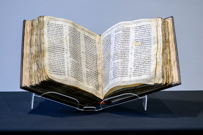 Codex Sassoon - cuốn Kinh Thánh Do Thái có niên đại hơn 1.000 năm - một trong những văn bản quan trọng và đặc biệt nhất trong lịch sử loài người sẽ được đem ra bán đấu giá tại New York (Mỹ) vào tháng 5/2023.