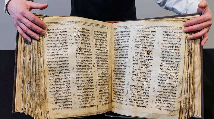 Torah cung cấp các luật và truyền thống tôn giáo của người Do Thái. Nó còn được gọi là luật Mô-sê. Torah được viết bằng tiếng Do Thái và kinh điển tiếng Do Thái có tổng cộng 24 cuốn sách.