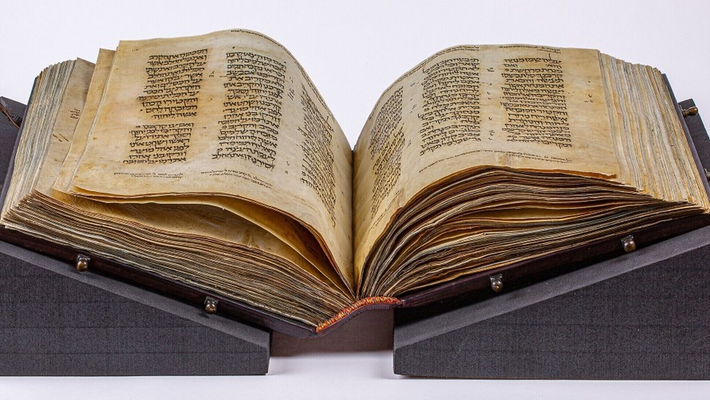 Cuốn Codex Sassoon được xem là “cầu nối” quan trọng giữa Các cuộn sách Biển Chết (Dead Sea Scrolls) có từ thế kỷ thứ III trước Công nguyên với Kinh Thánh Do Thái hiện đại. Codex Sassoon là một trong hai bản thảo chứa toàn bộ nội dung của 24 cuốn sách Kinh Thánh tiếng Do Thái còn tồn tại đến ngày nay.