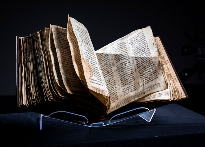 Cuốn Codex Sassoon có từ khoảng cuối thế kỷ thứ XIX đến đầu thế kỷ thứ X, là cuốn Kinh Thánh tiếng Do Thái cổ nhất và hoàn chỉnh nhất từng được phát hiện.