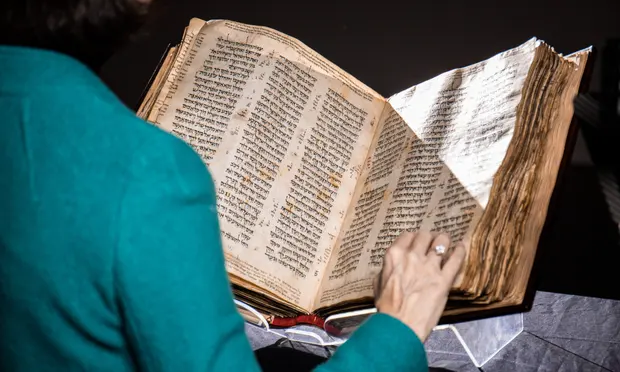 Cuốn Kinh Thánh Codex Sassoon bao gồm 792 trang giấy làm từ da động vật, nặng khoảng 12kg (26,5 pound), được Sotheby's mô tả là một "sản phẩm xa hoa mà chỉ những người giàu có nhất mới có thể mua được."