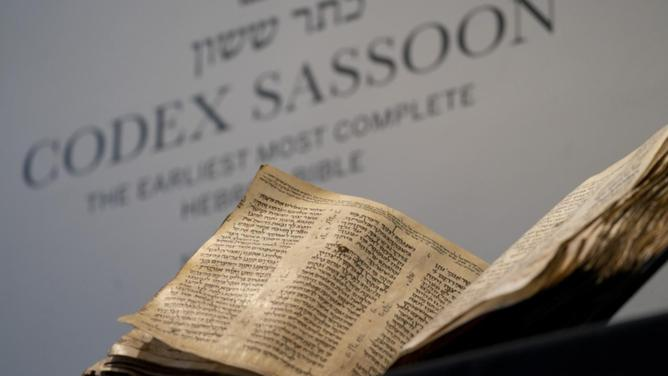 Torah bao gồm năm cuốn sách: Genesis (Bereshit), Exodus (Shemot), Leviticus (Vayikra), Numbers (Bamidbar) và Deuteronomy (Devarim). Câu chuyện về sự sáng tạo và sự khởi đầu của mối quan hệ giữa Chúa và con người được mô tả ngắn gọn trong một vài chương đầu tiên của Sáng thế ký.
