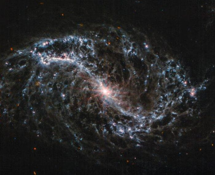 Theo các nhà khoa hoc thứ được "mắt thần" của NASA chụp được là các hydrocarbon thơm đa vòng (PAH), vốn có thể tiết lộ rất nhiều đặc tính vật lý của môi trường liên sao.