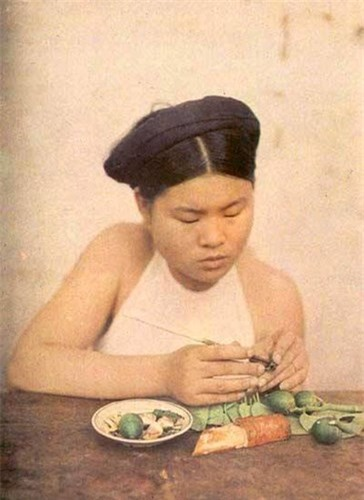 Thiếu nữ thể hiện sự khéo léo khi bổ cau, têm trầu.