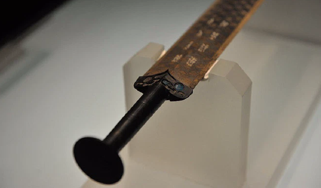 Thanh kiếm có chiều dài 55,6cm, trong đó cán kiếm (phần tay cầm) dài 8,4cm; lưỡi kiếm rộng 4,6cm; nặng 0,875kg. Trên phần lưỡi có họa tiết là các hình thoi đều lặp lại trên cả hai mặt kiếm.