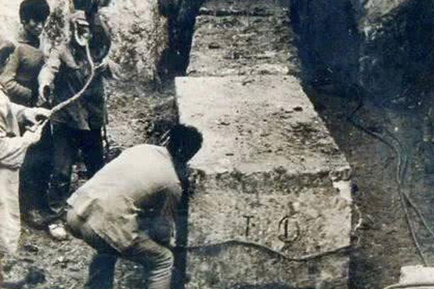 Ban đầu, mọi người đều nghĩ rằng ngôi mộ nằm trong núi, nhưng khi người dân địa phương khai quật thì thấy nó trống không, đoàn khảo cổ mới biết mọi người đã đoán nhầm. Sau đó, với sự hỗ trợ của máy móc hiện đại, ngôi mộ đã được khai quật thành công.