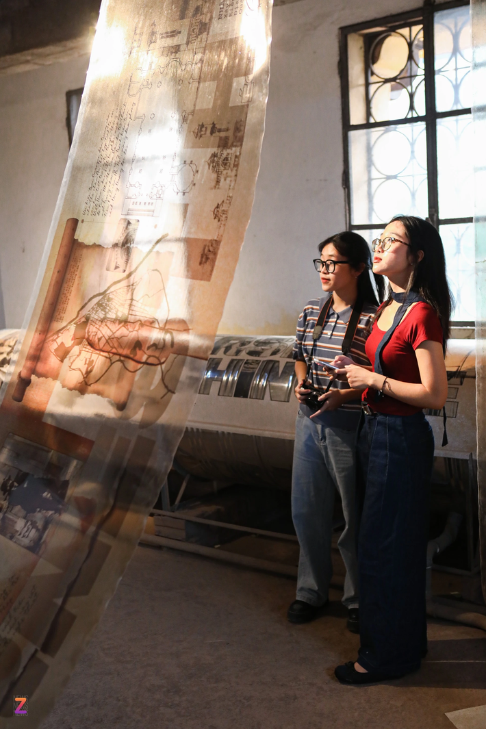 Trong lần đầu tiên tham quan không gian Đại học Tổng hợp Hà Nội, Phương Thảo và Quỳnh Anh (quận Nam Từ Liêm) chia sẻ cảm xúc hứng thú khi chứng kiến nhiều hiện vật mới mẻ, lạ lẫm. "Có rất nhiều hiện vật lần đầu tiên chúng mình được nhìn đấy, đơn cử là các lọ sinh phẩm Bảo tàng sinh vật học. Triển lãm cũng cung cấp cho chúng mình nhiều kiến thức mới mẻ về các công trình kiến trúc cổ tại Hà Nội mà mình vẫn thường đi qua. Ngoài ra, không gian tại Đại học Tổng hợp Hà Nội cũng rất nhiều góc rất thơ để check-in. Với những nét kiến trúc cổ điển và ánh sáng lung linh này, du khách có thể diện trang phục truyền thống như áo dài, hay trang phục trẻ trung năng động sẽ đều có được những tấm hình ưng ý".