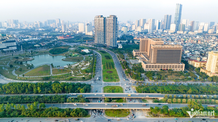 Đường Lê Quang Đạo có điểm đầu từ đoạn ngã ba Lê Đức Thọ - Trần Hữu Dực, điểm cuối (trong ảnh) giao với đại lộ Thăng Long, một trong những nút giao thông đẹp, rộng và thoáng đãng nhất của quận Nam Từ Liêm (Hà Nội).