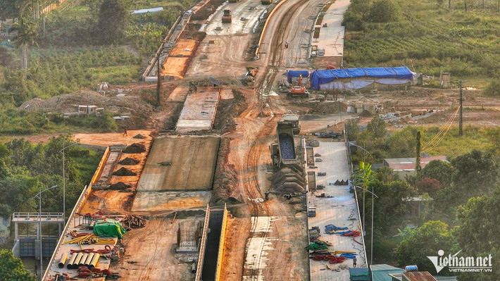 Đại diện Ban Quản lý dự án đầu tư xây dựng quận Nam Từ Liêm cho biết, trước đó công trình dự kiến thông xe dịp Lễ kỷ niệm 70 năm Giải phóng Thủ đô nhưng tiến độ và chất lượng công trình bị ảnh hưởng lớn bởi thời tiết mưa nhiều.