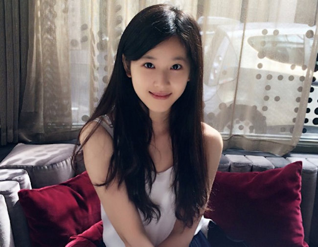 Nhắc đến danh xưng hot girl trà sữa, phần lớn dân mạng đều nghĩ ngay đến Chương Chiết Thiên, cô gái bỗng dưng nổi tiếng khắp châu Á năm 2009 nhờ tấm ảnh mặc đồng phục, tay cầm ly trà sữa đứng trong lớp học nhưng vẫn toát lên vẻ trong sáng, thuần khiết. Hot girl sinh năm 1993 còn gây thiện cảm vì từng nhận học bổng tuyển thẳng vào ĐH Thanh Hoa - một trong những trường đại học danh giá nhất Trung Quốc.