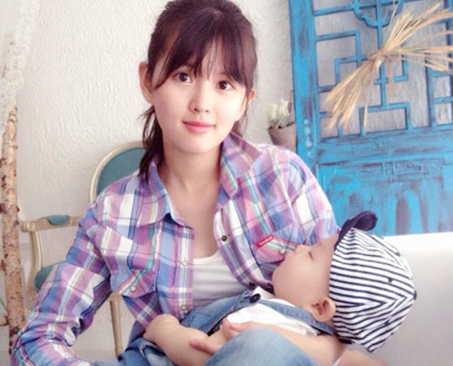 Ân Kỳ hiện theo đuổi nghiệp ca hát, diễn xuất, làm người mẫu quảng cáo và viết blog thời trang. Cô gái sinh năm 1990 được dân mạng đặt cho tên gọi China Joy do thường xuyên là tâm điểm khi tham gia hội game và các chương trình giải trí tương tác lớn nhất châu Á này. Năm 2013, cô bất ngờ lên xe hoa với đại gia hơn nhiều tuổi và sinh một bé trai kháu khỉnh. Dù vậy, Ân Kỳ đến nay vẫn rất được yêu mến, giữ được vẻ đẹp của hot girl trà sữa và được coi là bà mẹ một con xinh đẹp của Trung Quốc.