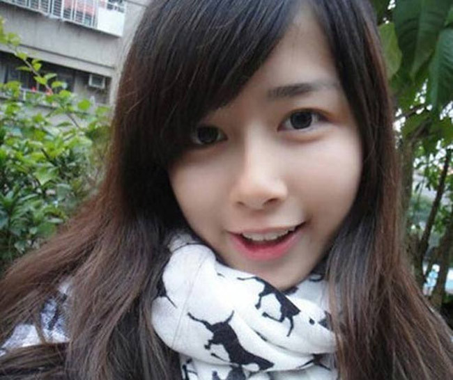 Hot girl trà sữa tại Đài Loan: Cô là sinh viên năm 2, ĐH Trung Nguyên, mang tên Mộ Dung. Cô gái này được chú ý do có khuôn mặt mộc xinh xắn, trắng trẻo và toát lên vẻ thông minh.