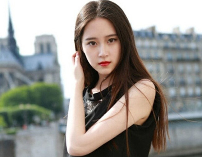 Cô gái theo học ngành phiên dịch Tiếng Pháp còn từng nhận được không ít giải thưởng nhờ khả năng ngôn ngữ của mình. Nhờ vậy, Tử Mi hiện có khá nhiều fan hâm mộ trong trường và trên mạng xã hội. Không những thế, 9X mới đây thậm chí được gọi là "cô bé trà sữa" - đối thủ không thua kém gì cô nàng phiên bản cũ - Chương Chiết Thiên.