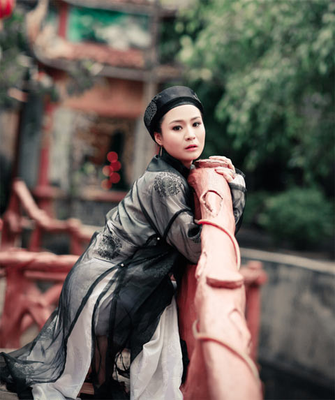 Cô ước mơ theo nghề ca hát nhưng gặp phải sự phản đối của gia đình. Nay, khi đã có công việc ổn định, Hoài Linh vẫn khát khao được trải nghiệm và thể hiện mình trong lĩnh vực mình đam mê.