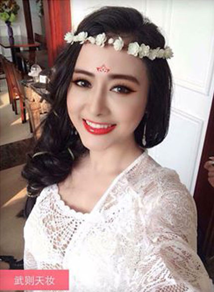 Cùng với cơn sốt phim Võ Mị Nương truyền kỳ, một trào lưu hóa trang thành Võ Tắc Thiên xuất hiện trong giới mỹ nữ Việt, và vài ngày nay lại thêm mốt chụp ảnh kiểu Võ Tắc Thiên nhờ một ứng dụng trong điện thoại. Trong ảnh là hot girl Thúy Loan (chị gái của Huyền baby) với nhiều nét giống Phạm Băng Băng khi thử ứng dụng này.