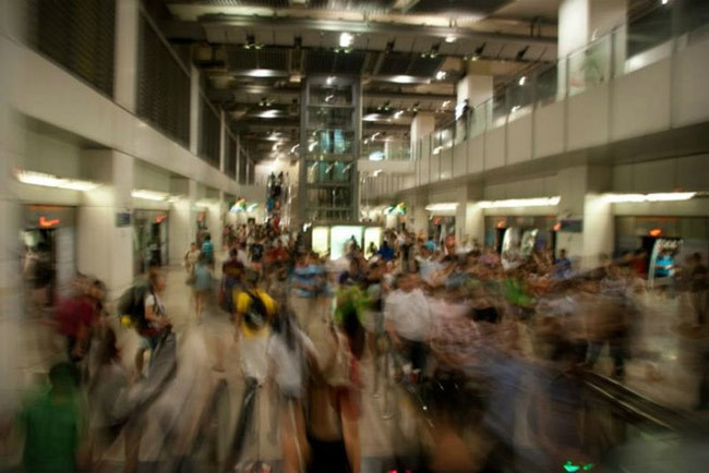 Người Singapore có thể xếp hàng trong vòng một giờ nhưng họ vẫn bị coi là người thiếu kiên nhẫn. Bằng chứng là ở các tàu điện ngầm, bạn có thể thấy mọi người gần như là chạy tới chạy lui để di chuyển. Họ đi bộ nhanh, nói nhanh, ăn nhanh và làm việc cũng rất nhanh chóng.