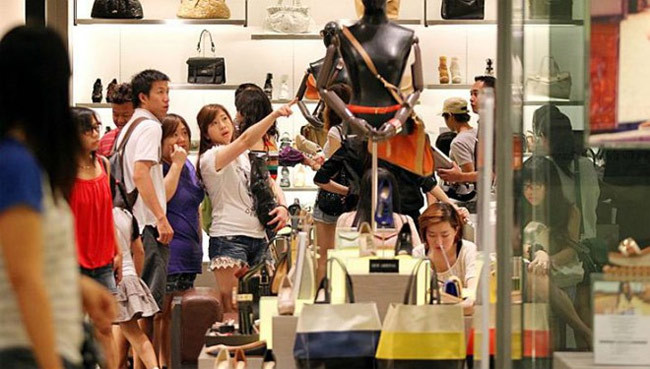 Người Singapore thích mua sắm tất cả mọi thứ, nó gần như được coi là một sở thích đặc trưng của quốc gia này. Tình yêu đó thể hiện qua số lượng trung tâm mua sắm dày đặc, từ các trung tâm giá rẻ đến trung tâm sang trọng, cao cấp. Đảo quốc sư tử này còn được coi là điểm đến đầu tiên cho những người yêu thích shopping của khu vực Đông Nam Á.