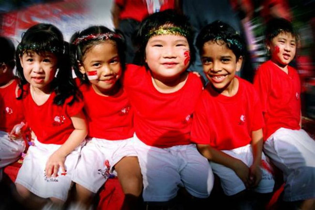 Singapore không có một nền văn hóa hay dân tộc cụ thể nào mà bao gồm nhiều nhóm dân tộc khác nhau như Trung Quốc, Mã Lai và Ấn Độ. Sự đa dạng về văn hóa đồng nghĩa với việc Singapore có rất nhiều ngôn ngữ, với 4 ngôn ngữ chính là tiếng Anh, tiếng Hoa, tiếng Mã Lai và Tamil. Quốc đảo này cũng có tới 10 tôn giáo lớn, phần lớn là Phật giáo, Đạo giáo, Hồi giáo, Ấn Độ giáo và Thiên chúa giáo.