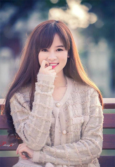 Nữ du học sinh này thu hút người đối diện bởi vẻ đẹp trong sáng cùng ánh mắt ngây thơ.