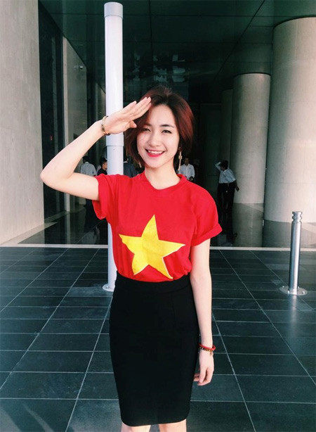 "Triệu chứng" đầu tiên mà dân mạng nếu ra là cô ca sĩ tuổi chớm 20 gần đây tự nhận mình là fan cuồng của U19 Việt Nam, U19 Hoàng Anh Gia Lai và cầu thủ Nguyễn Công Phượng. Cô không bỏ lỡ một trận nào có Công Phượng thi đấu.