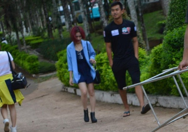 Ngày 1/12/2014, trước trận HAGL gặp Cần Thơ tại giải giao hữu chuẩn bị cho V.League 2015, Hoà Minzy lên tận Pleiku (ảnh) cổ vũ cho đội, mà dân mạng gọi là cổ vũ cho Công Phượng.