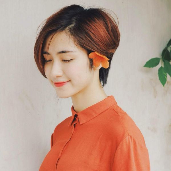 Hòa Minzy, tên thật Nguyễn Thị Hòa, sinh năm 1995, đến từ Bắc Ninh, là quán quân Học viện Ngôi sao 2014.