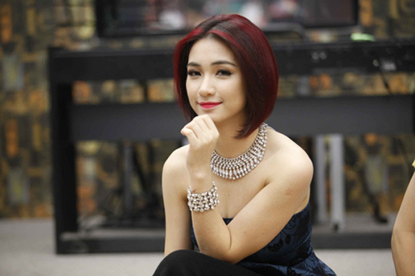 Một dấu hiệu nữa cũng bị dân mạng "bắt bài" là Hòa Minzy rất hay đăng lên trang cá nhân của mình các thông tin hay hình ảnh về bóng đá, thể hiện sự yêu mến cho các cầu thủ HAGL và Công Phượng, và đặc biệt là sự ngưỡng mộ với cặp Công Vinh - Thủy Tiên, hình mẫu của lương duyên ca sĩ và cầu thủ. Nhiều fan cho rằng cô ngầm bộc lộ mong ước tình yêu của mình với Phượng cũng đơm hoa kết trái như vậy.