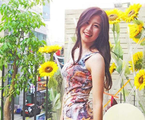 Nữ thần Hàn Quốc hiện là thần tượng của rất nhiều bạn trẻ nhờ hình tượng hoàn hảo của mình - vẻ ngoài xinh đẹp, khả năng học tập siêu đỉnh, IQ tương đương nhà vật lý nổi tiếng thế giới Albert Einstein, nhà vật lý thiên văn Stephen Hawking hay chủ tập đoàn Microsoft - Bill Gates. Mới đây, Jung Moon còn tham gia chương trình The Genius (liên quan đến các câu hỏi IQ) cùng nhiều sao Hàn khác và đảm nhiệm vai trò MC trên một chương trình truyền hình.