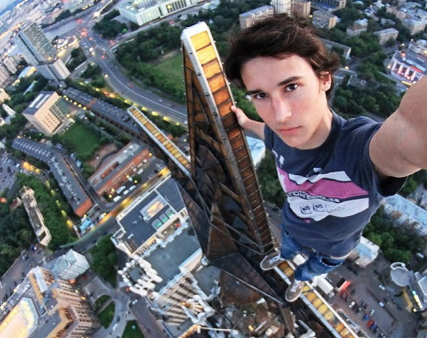 Anh chàng người Nga luôn sở hữu những bức ảnh selfie độc nhất vô nhị, khiến không ít người ngưỡng mộ. Mới đây, Kirill còn có 3 tấm ảnh xuất hiện trong top 12 ảnh chụp selfie đẹp nhất lịch sử. Ảnh trên được anh chụp trên đỉnh tháp thuộc đại học quốc gia Moscow (Nga).