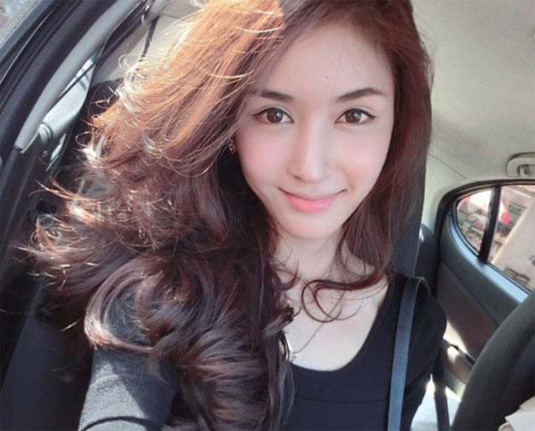 Piyada Inthavong bất ngờ nổi tiếng sau khi những hình ảnh cô tham gia cuộc thi nhan sắc dành cho người chuyển giới lớn nhất thế giới - Miss International Queen 2014 được công khai trên mạng. Dù chỉ giành ngôi Á hậu 2 song không thể phủ nhận Piyada sở hữu vẻ ngoài quá xinh đẹp, thanh tú, làn da trắng không tì vết và hết sức nữ tính. Nhìn những tấm hình của cô trên trang cá nhân, không ai có thể tin rằng cô từng là con trai.