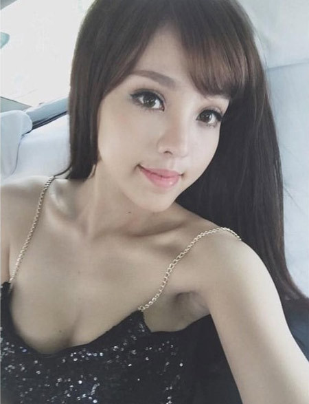 Cũng như đa số hot girl bán hàng qua mạng khác, mặt hàng cô chọn lựa liên quan đến lĩnh vực làm đẹp cho phụ nữ: thời trang, phụ kiện xách tay.