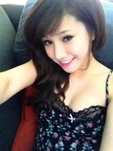 Nổi tiếng trong giới hot girl Sài Gòn, Minh Thảo cũng là chủ đề bàn tán của dân mạng về các khía cạnh của đời sống riêng tư, như huyện hẹn hò, "nghi án" dao kéo.