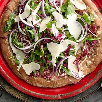 Pizza bắp cải tím và rau xà lách. Loại pizza không béo này chỉ chứa có hơn 200 calo,