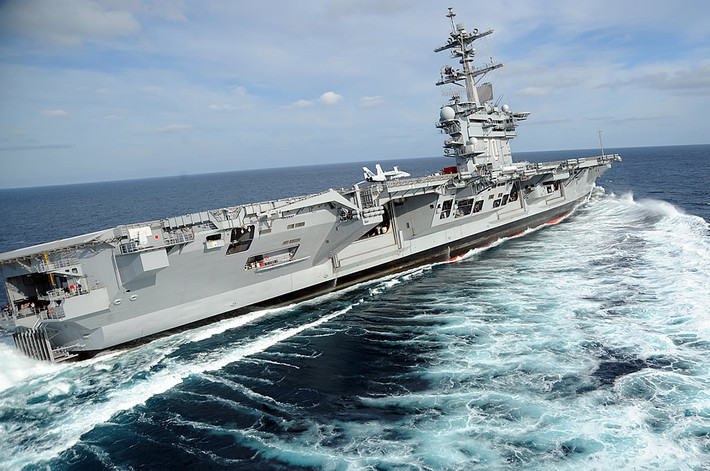 Quay trở lại Thái Bình Dương lần này là Hạm đội 3 Hải quân Mỹ với tàu sân bay USS Carl Vinson. Đây là tàu sân bay thuộc lớp Nimitz của Hải quân Mỹ được nhập biên từ năm 1982 và vẫn còn đang hoạt động tốt cho tới thời điểm hiện tại. Tàu có lượng giãn nước đạt 101.000 tấn, dài 332 mét, động cơ cung cấp sức đẩy 260.000 mã lực cung cấp vận tốc tối đa lên tới 30 hải lý tương đương với 56 km/h. Nguồn ảnh: Deindaily.