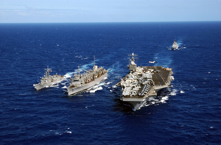 Ngoài tàu sân bay USS Carl Vinson, Hạm đội 3 Hải quân Mỹ còn có các tàu hộ vệ tên lửa USS Lake Champlain (CG57), tàu hộ vệ tên lửa USS Michael Murphy (DDG 112) và tàu hộ vệ tên lửa USS Wayne E. Meyer (DDG 108) cùng các tàu vận tải, tàu tiếp vận tháp tùng. Nguồn ảnh: Commons.