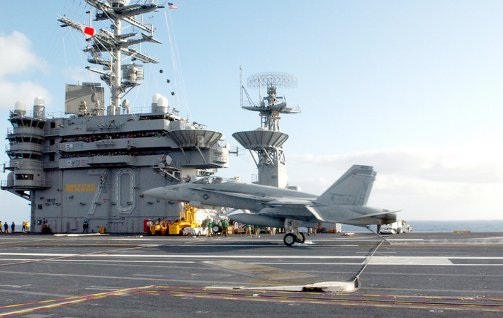 Tàu USS Carl Vinson có khả năng mang theo tới tổng cộng 90 máy bay phản lực và trực thăng. Tàu có biên chế tối đa lên tới 6.000 người trong đó bao gồm 3.200 sỹ quan và thủy thủ hải quân, còn lại là các sỹ quan và phi công thuộc không quân hải quân. Nguồn ảnh: Commons.
