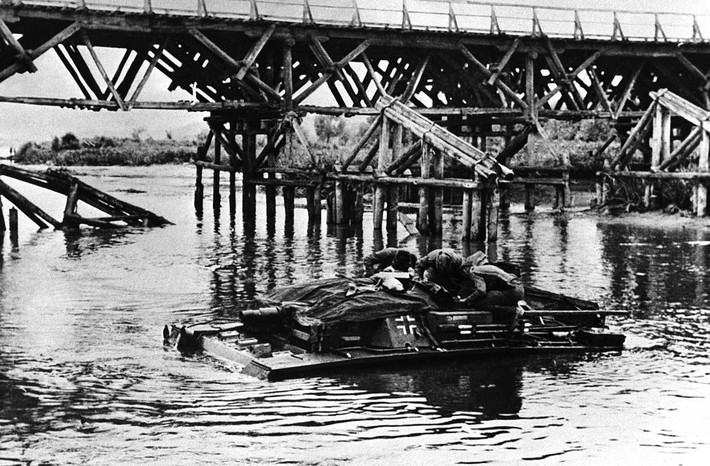 Xe tăng Đức vượt sông vào tháng 8 năm 1942, phía sau lưng họ là một cây cầu có vẻ đã bị đánh sập. Nguồn ảnh: Theatlantics.
