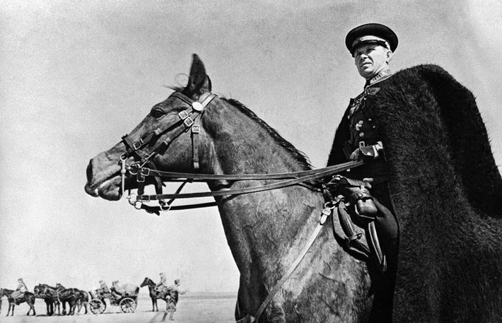 Chỉ huy trưởng đơn vị lính Cossack ở Kharkov, Ukraine. Cossack (còn có phiên âm tiếng việt là Cô-dắc) là đơn vị lính cực kỳ thiện chiến và có truyền thống hàng trăm năm tuổi của Liên Xô. Nguồn ảnh: Theatlantics.